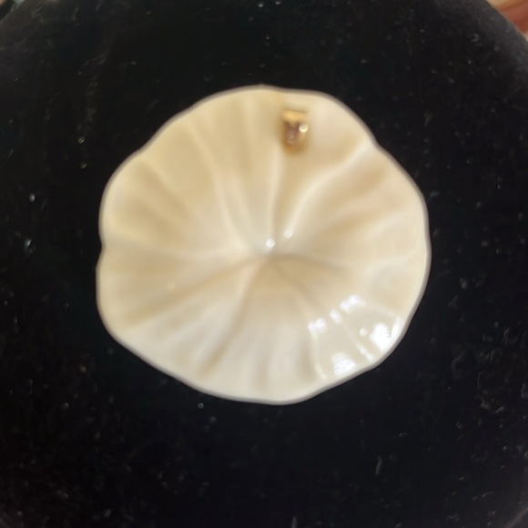 Ruby Lane porcelain flower pendant - Picture 3 of 4